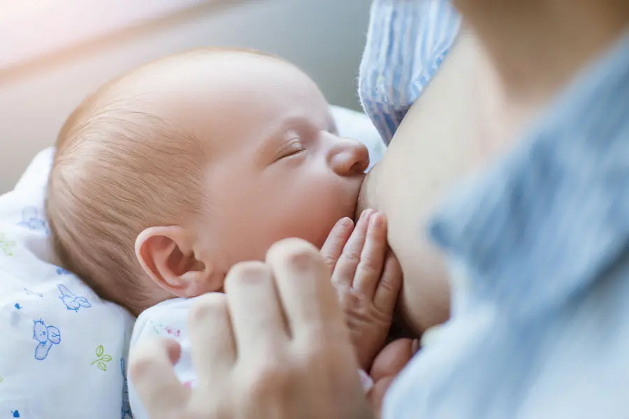 Calostro, la primera leche materna: ¿Qué es y por qué es importante para tu bebé?