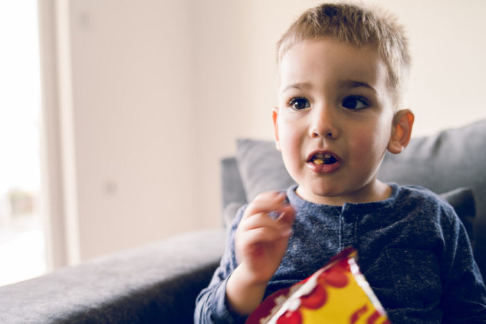 Niño comiendo cacahuete
