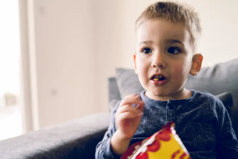 Niño comiendo cacahuete