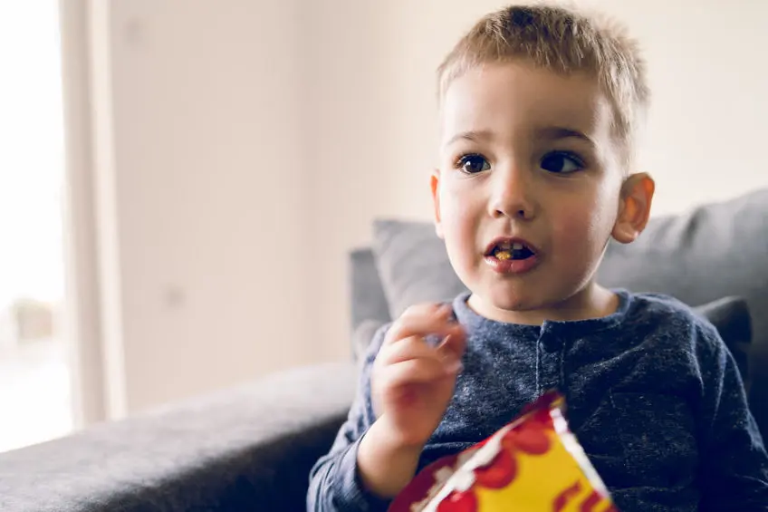 Niño comiendo cacahuete