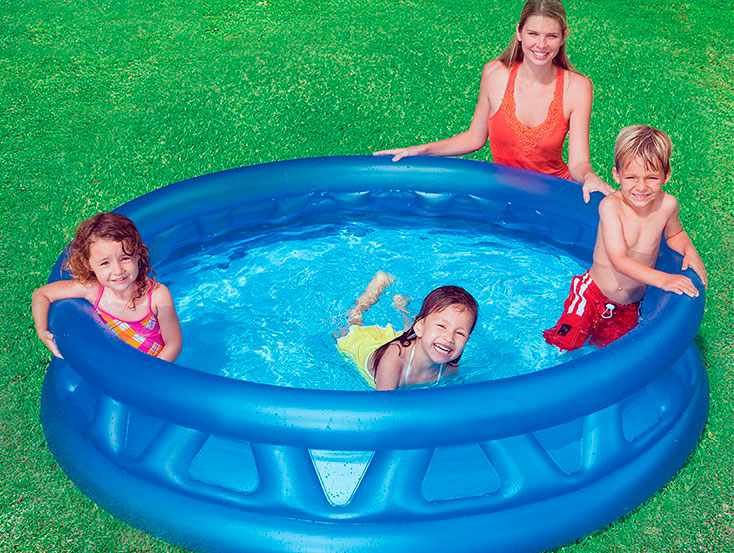 Piscina hinchable con relieve azul