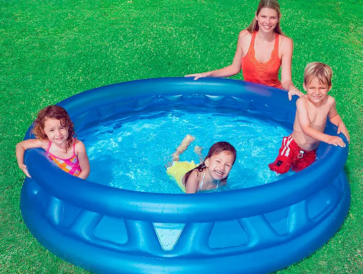 Piscina hinchable con relieve azul