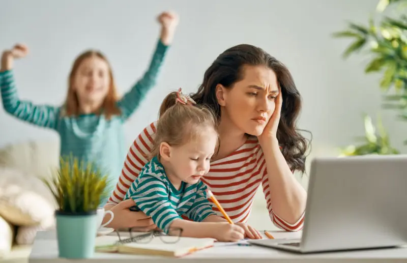 Estrés madre teletrabajo