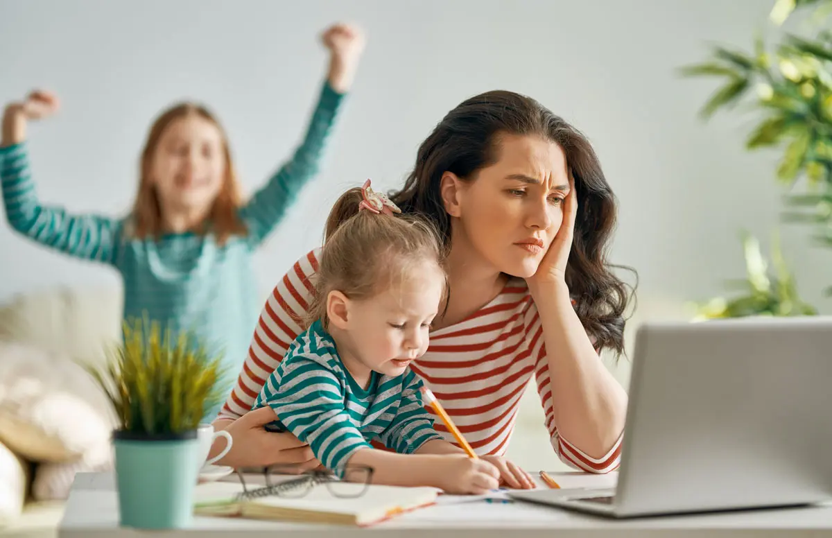 Las madres que teletrabajan se estresan un 40% más