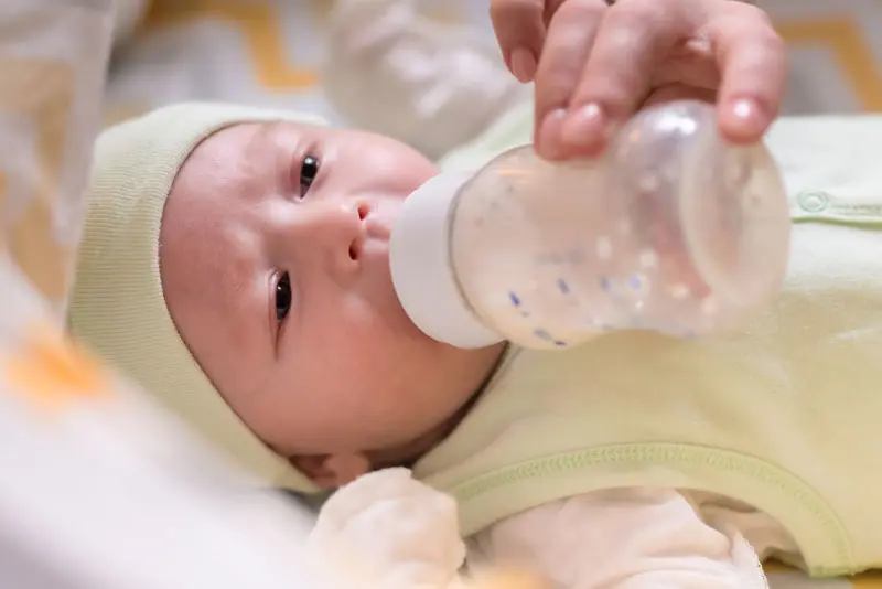 lactancia mixta bebé biberón