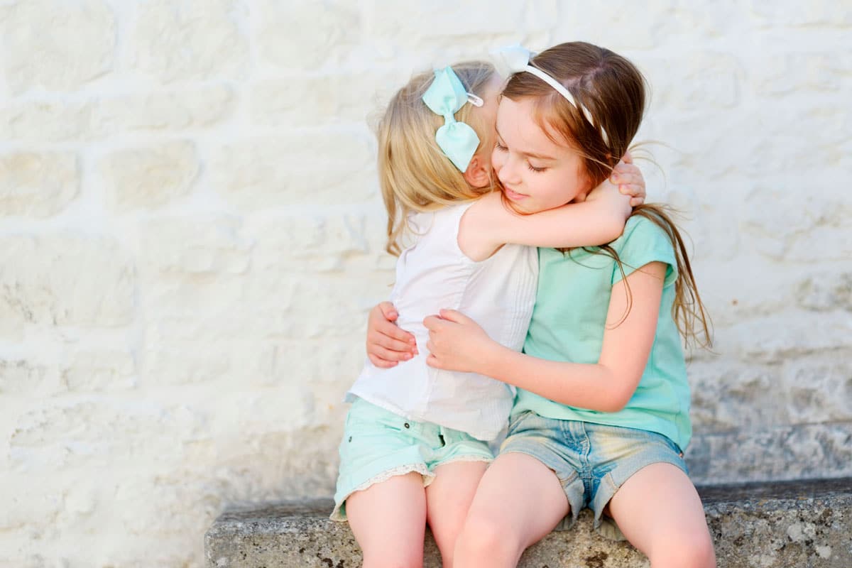 Little sister friend. Дети друзья обнимаются. Маленькие сестры обнимаю. Две маленькие сестры обнимаются. Сестры Литл..