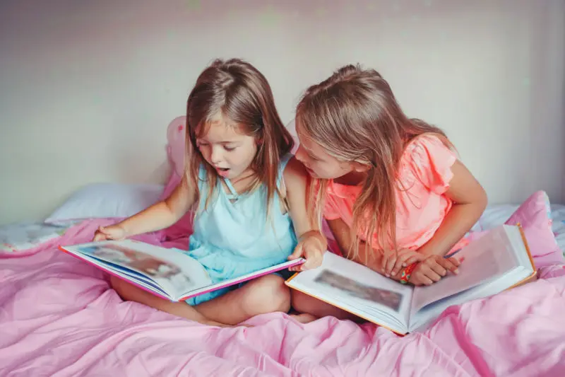 niños noche leer o tv