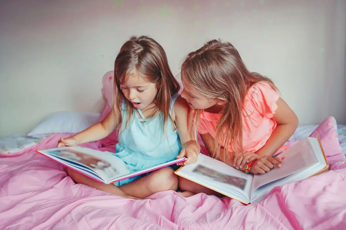 Acuesta a tus hijos con un libro y sin pantallas