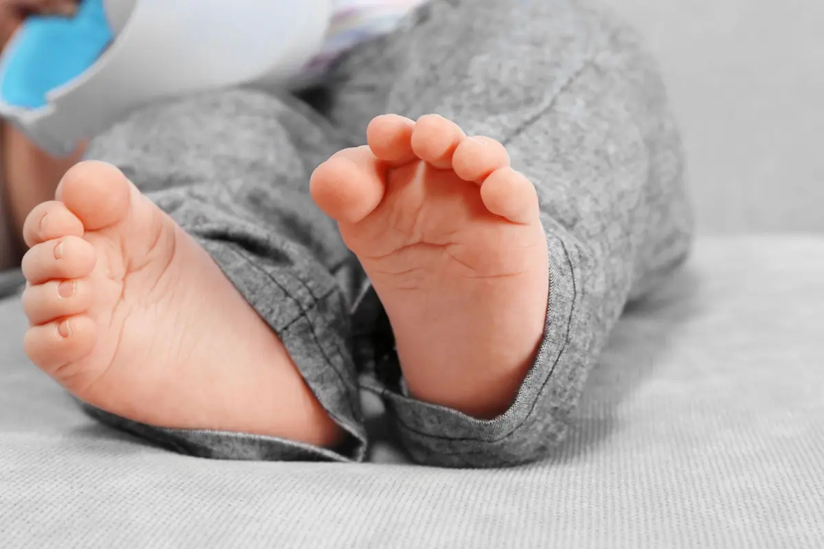 ¿Es normal que a mí bebé le huelan mal los pies?