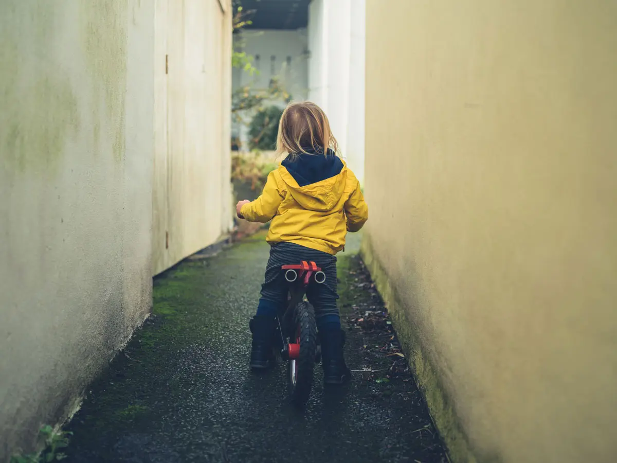 Cómo mantener a los niños seguros cuando están fuera de casa