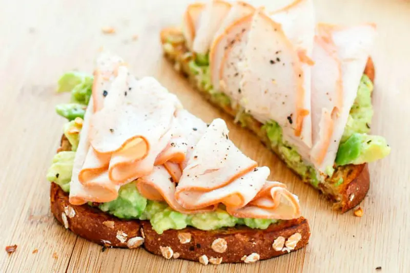 Receta Tostas de aguacate con pavo y tomate