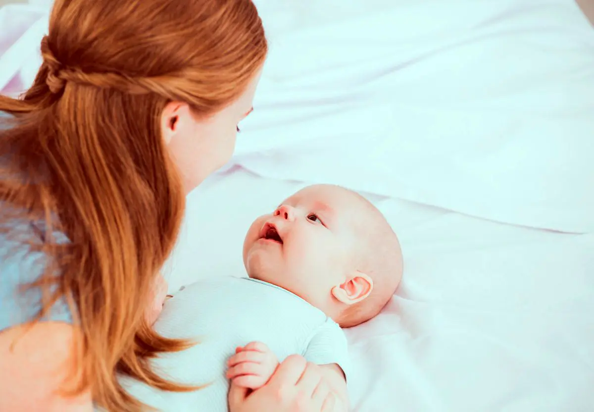 Aunque un bebé no hable, aprende a “leer” a sus padres