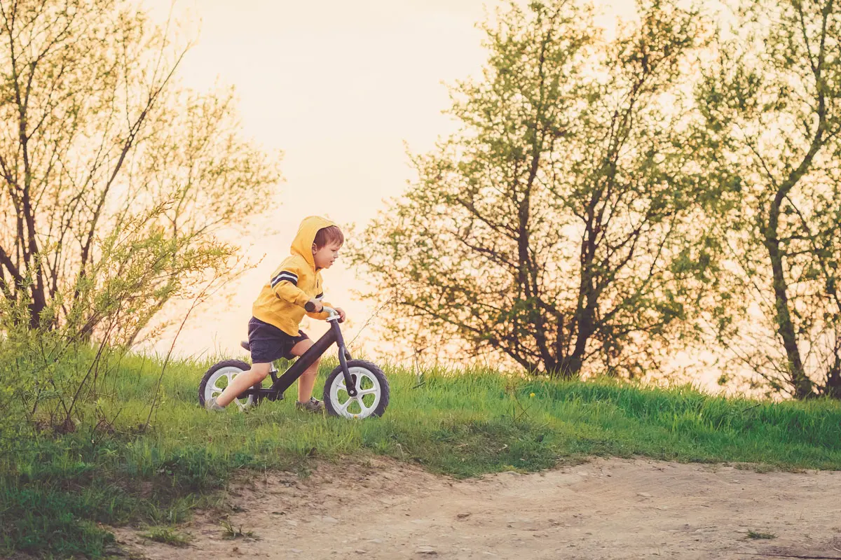 7 beneficios de las bicicletas sin pedales para los niños