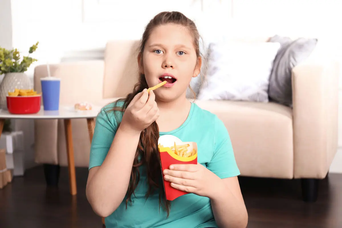 Consumo prohibirá los anuncios de alimentos no saludables dirigidos a niños