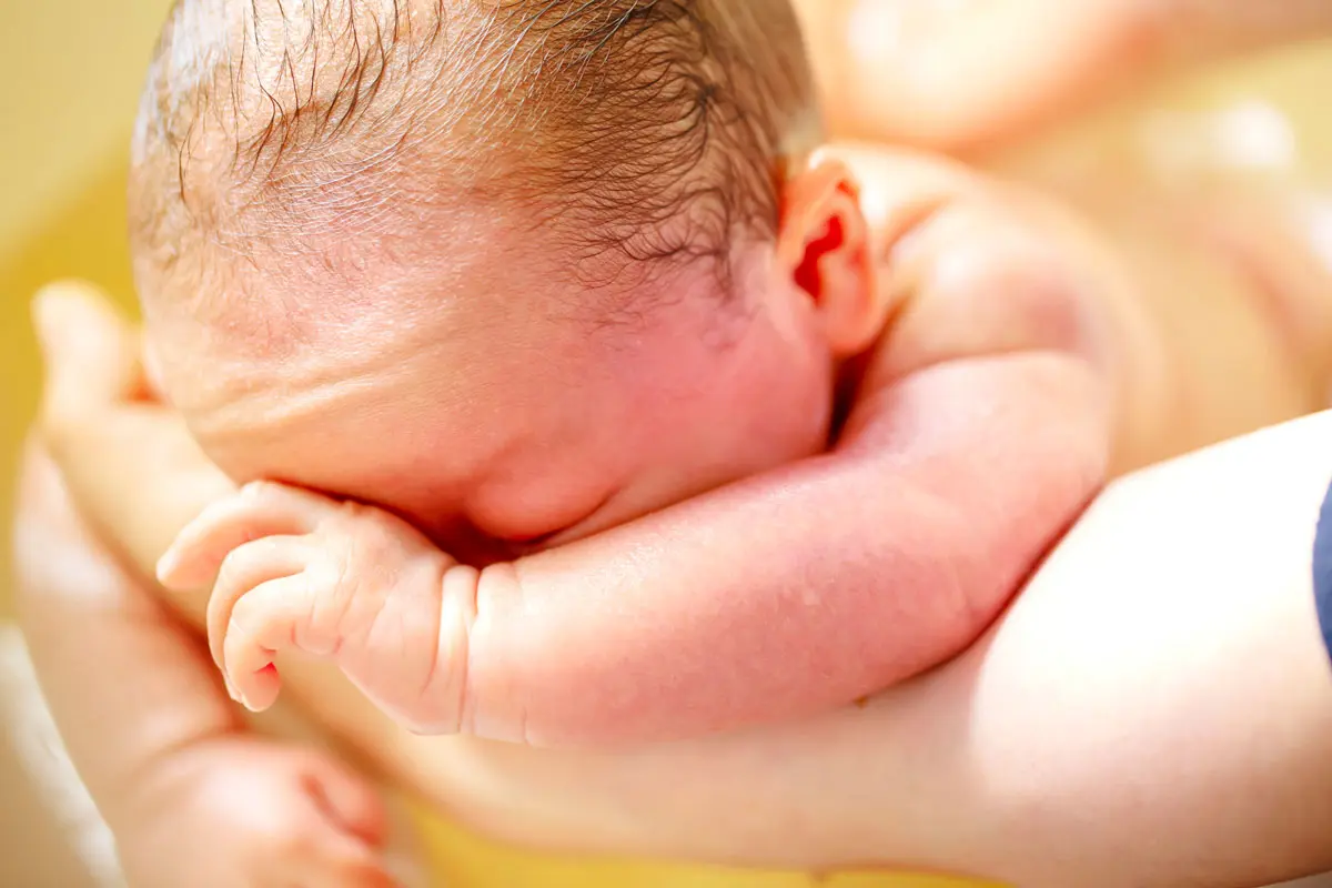 Razones por las que no hay que bañar a los bebés al nacer