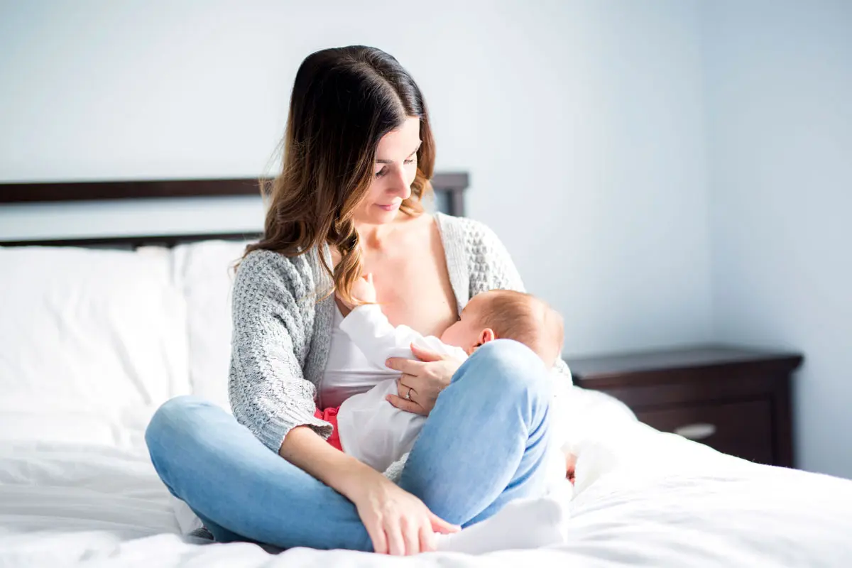 11 hábitos raros de los bebés que son amamantados