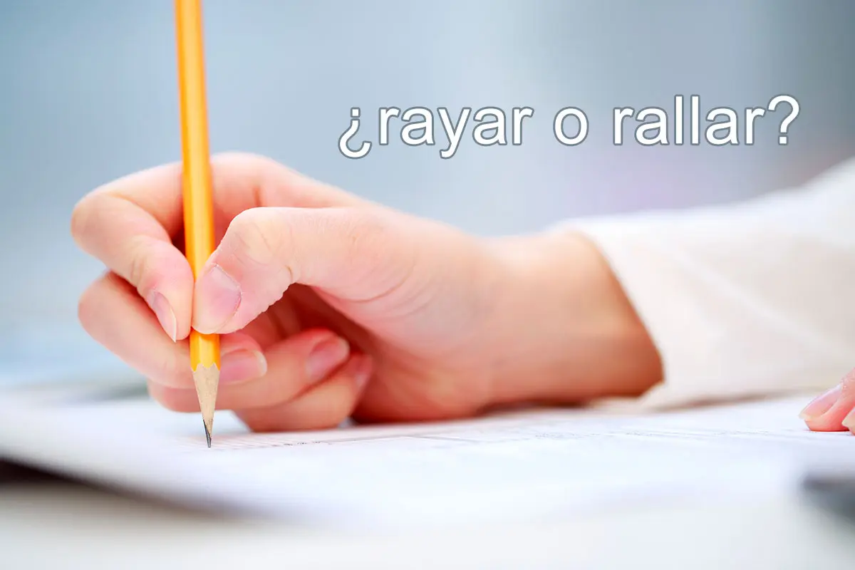 Cómo se escribe: ¿rayar o rallar?