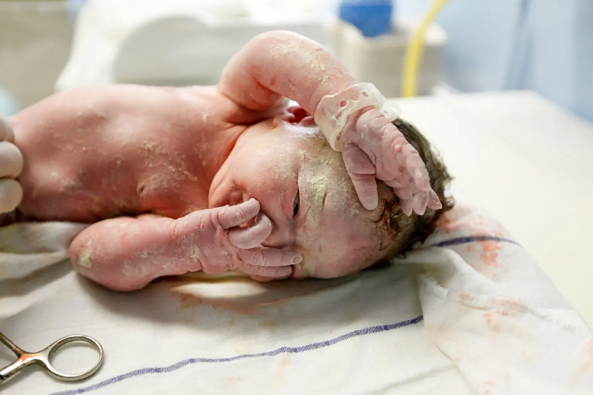 ¡No limpies la piel de tu bebé al nacer! La vérnix caseosa es importante