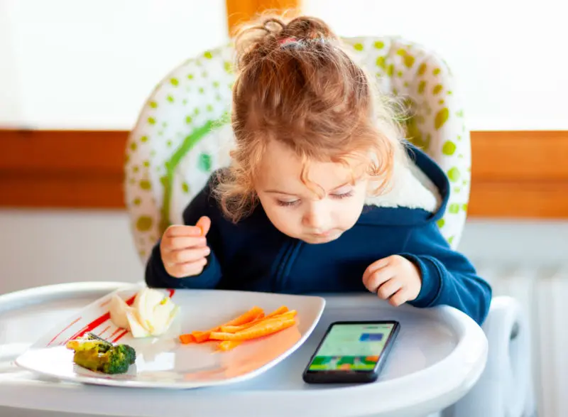 quitar niños mal hábito comer smartphone tablet