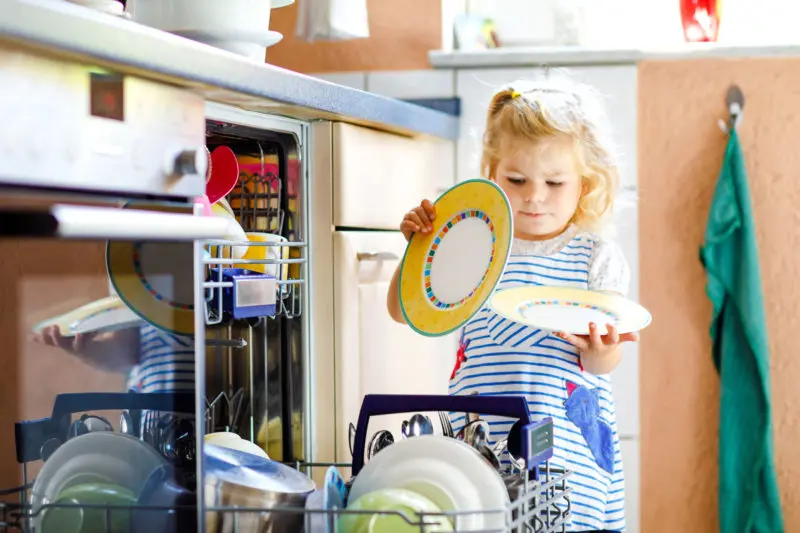 Niños pequeños quieren hacer todo solos