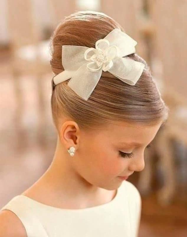Peinado comunión niña Moño alto