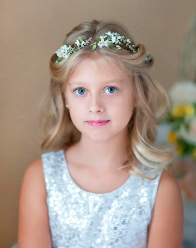 Peinado comunión niña Pelo suelto con diadema