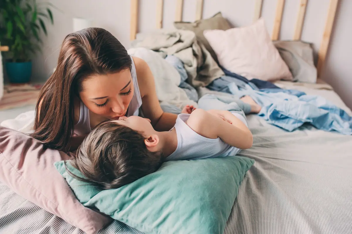 Por qué nunca tiene que faltar el beso de buenas noches a tus hijos