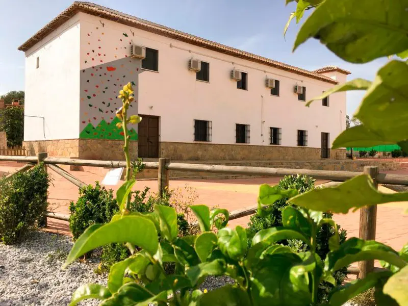 Conviven: Albergue y Espacio Ecocultural, en Viñuela, Málaga