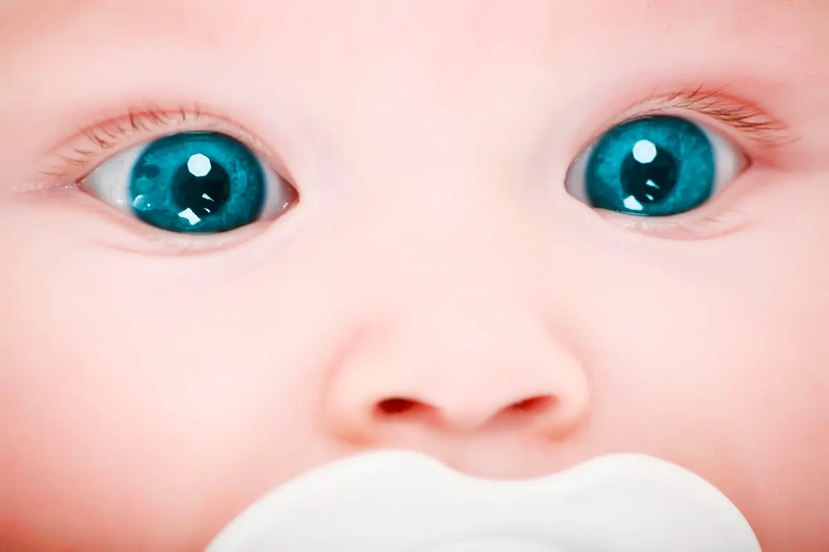 Padres con ojos marrones e hijo con ojos azules, ¿es posible?