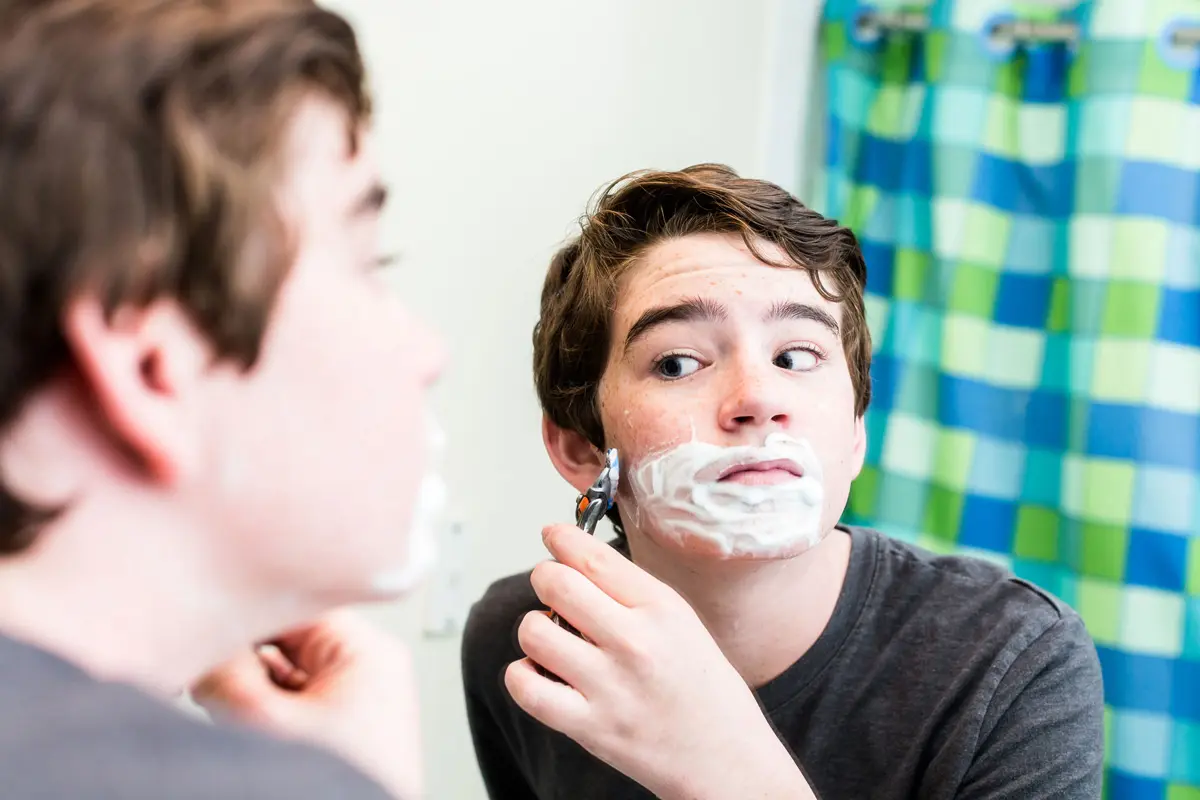 Enseña a tu hijo adolescente cómo afeitarse por primera vez