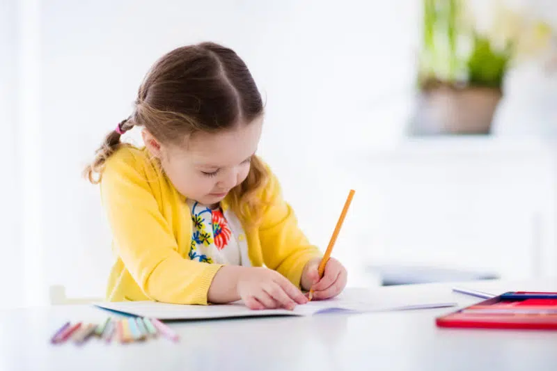 A qué edad aprenden a escribir su nombre