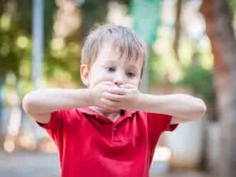 Por qué se produce el hipo en bebés y niños