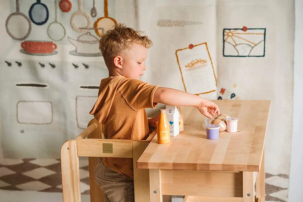 Una SILLA INFANTIL de madera lacada en rojo con reflejos…