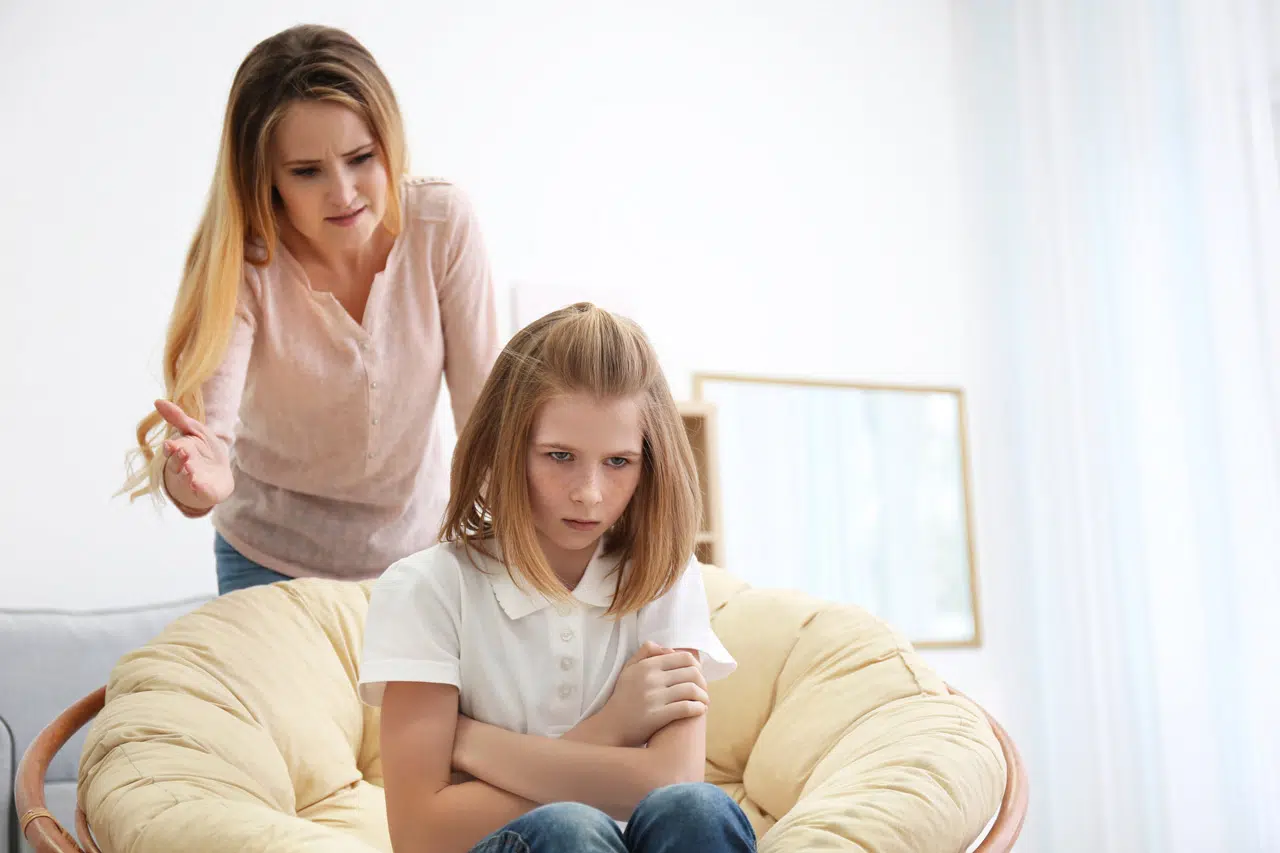5 frases que destruyen la comunicación con tu hijo adolescente