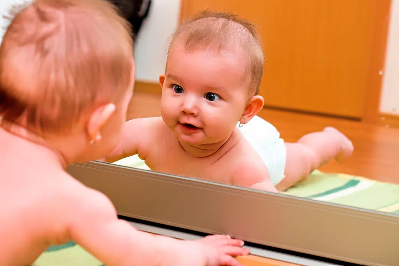 bebé espejo