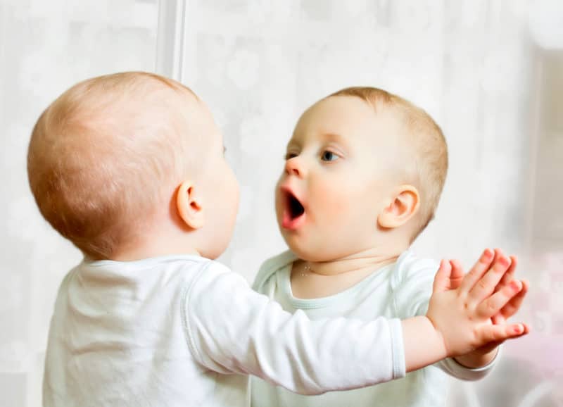 beneficios jugar espejo bebé