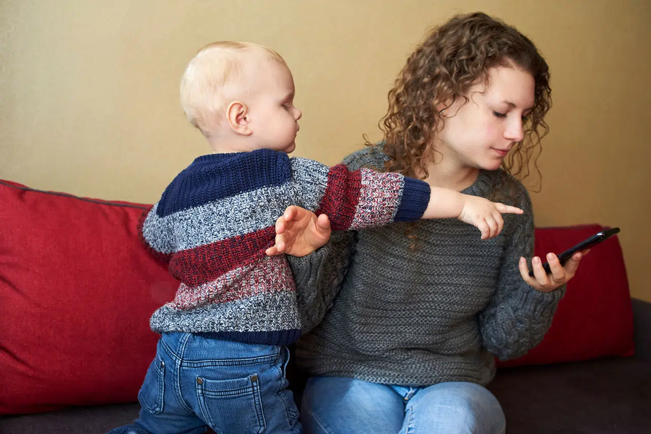 ¿Tu hijo reclama continuamente tu atención? A qué se debe y cómo puedes actuar