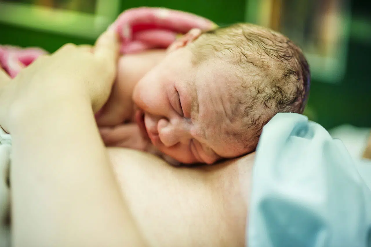 ¿Son feos los bebés al nacer?