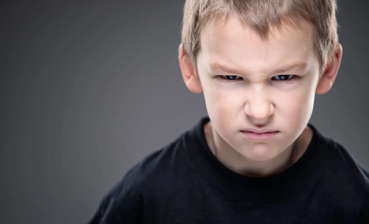 ¿Tu hijo te pega e insulta cuando se enfada? Cómo actuar ante esta situación
