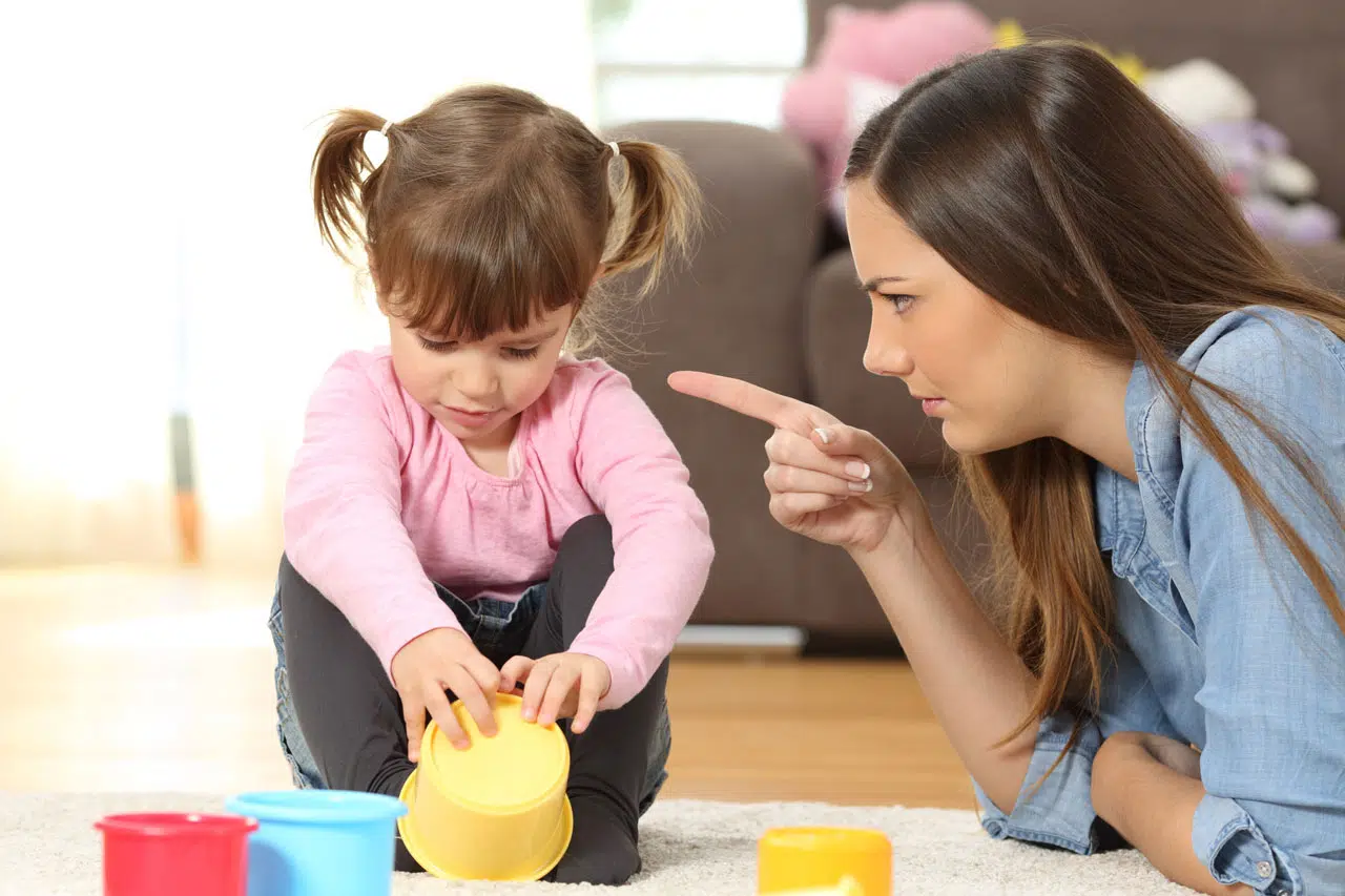 “Pórtate bien”, el impacto real de esta frase para los niños