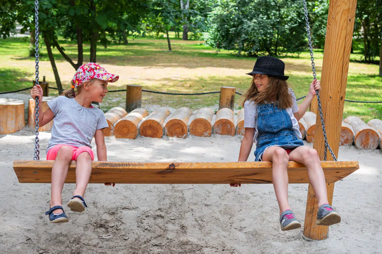 falda niñas jugar parque