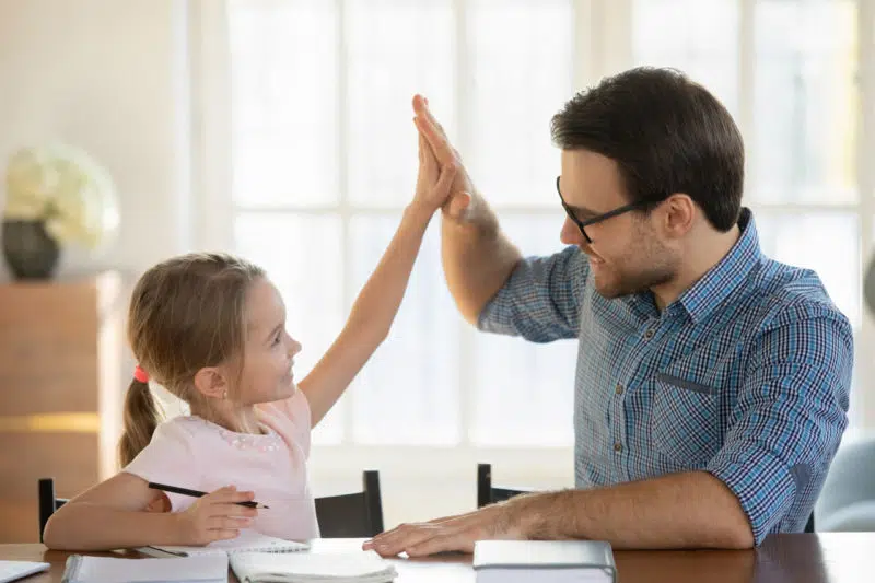 Elogiar logros hijos