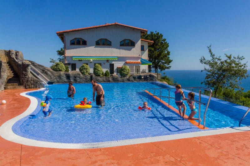 Camping Bungalow Itxaspe, en Deba-Itziar, Gipuzkoa, País Vasco