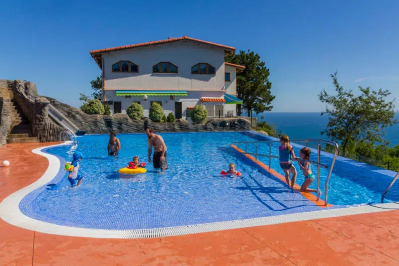 Camping Bungalow Itxaspe, en Deba-Itziar, Gipuzkoa, País Vasco