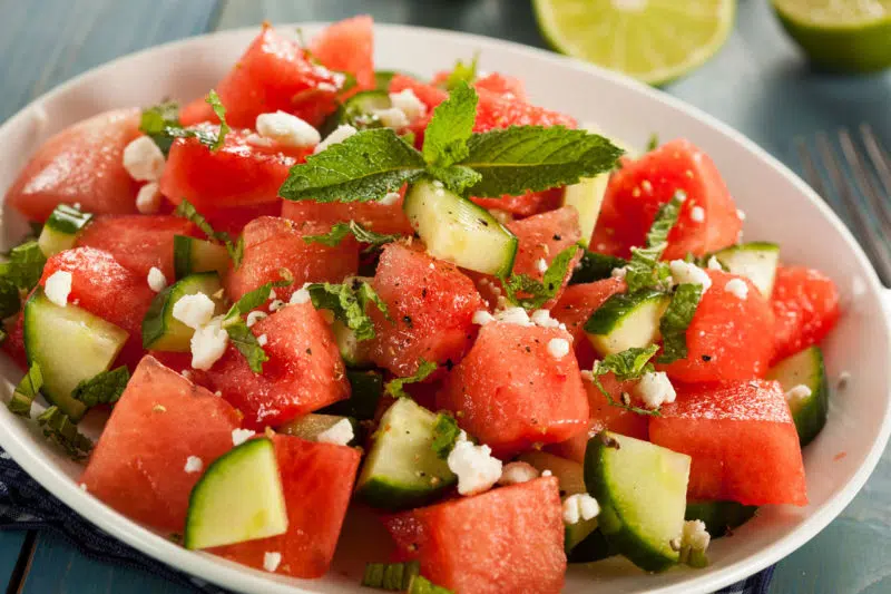 Receta de ensalada con sandía, menta, queso feta y pepino