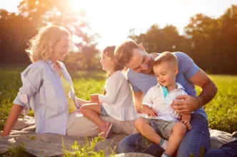 Padres cariñosos con los hijos