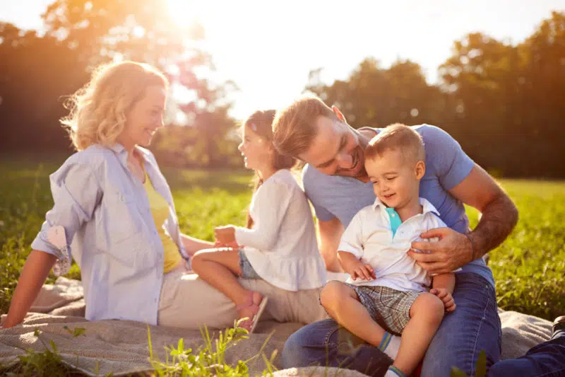 Padres cariñosos con los hijos