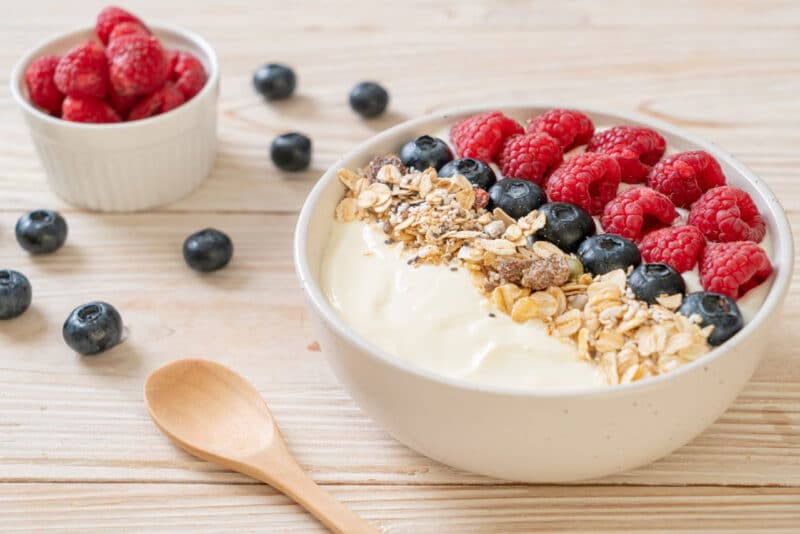 Receta desayuno Bol de yogur con fruta y cereales integrales