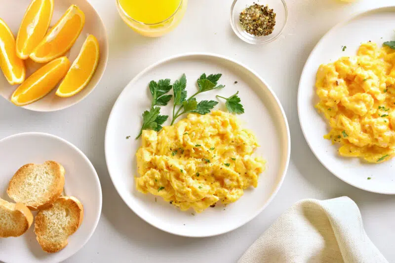 Receta desayuno Huevos revueltos con vaso de zumo natural y fruta