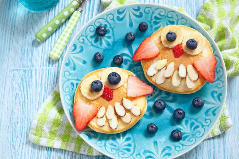 Receta desayuno Tortitas integrales con fruta y leche entera